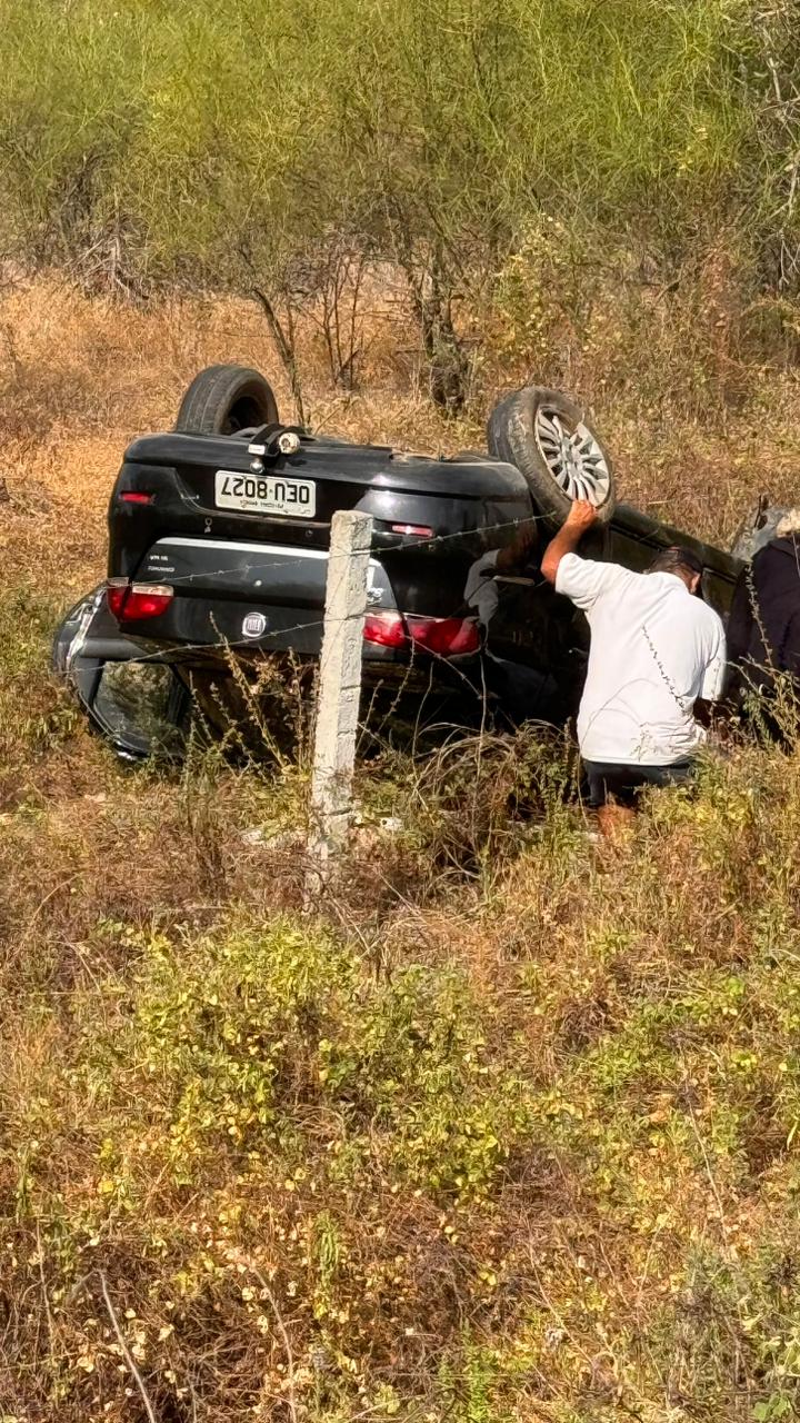 Carro capota e deixa duas pessoas feridas na cidade de Serra Branca