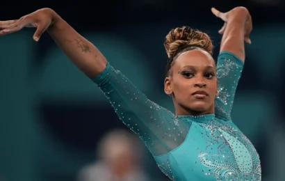 Rebeca Andrade conquista ouro no solo e se torna maior medalhista do Brasil em Olimpíadas