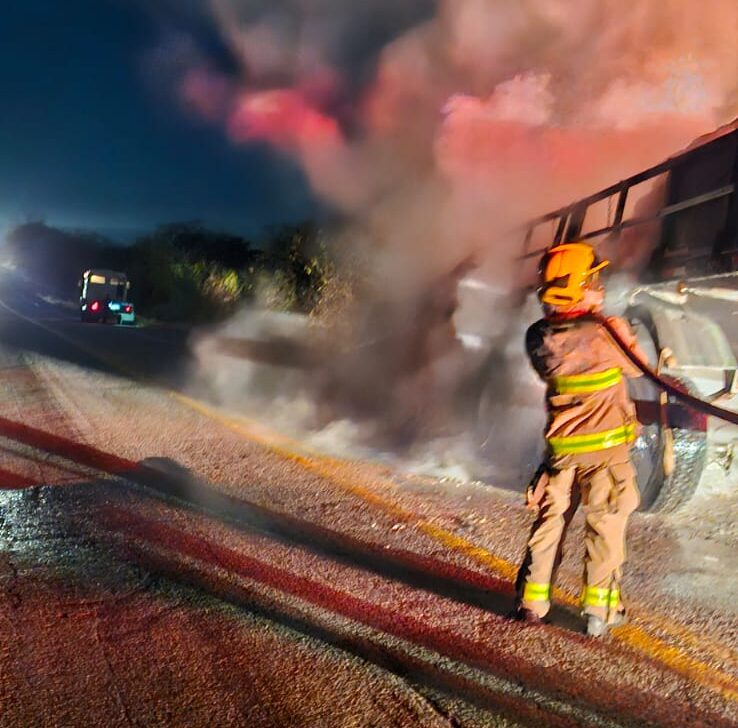 Incêndio em carreta interdita trecho da BR-412 próximo à cidade de Prata