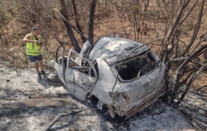 Jovem morre carbonizado após carro bater em árvore na BR-412, em Monteiro