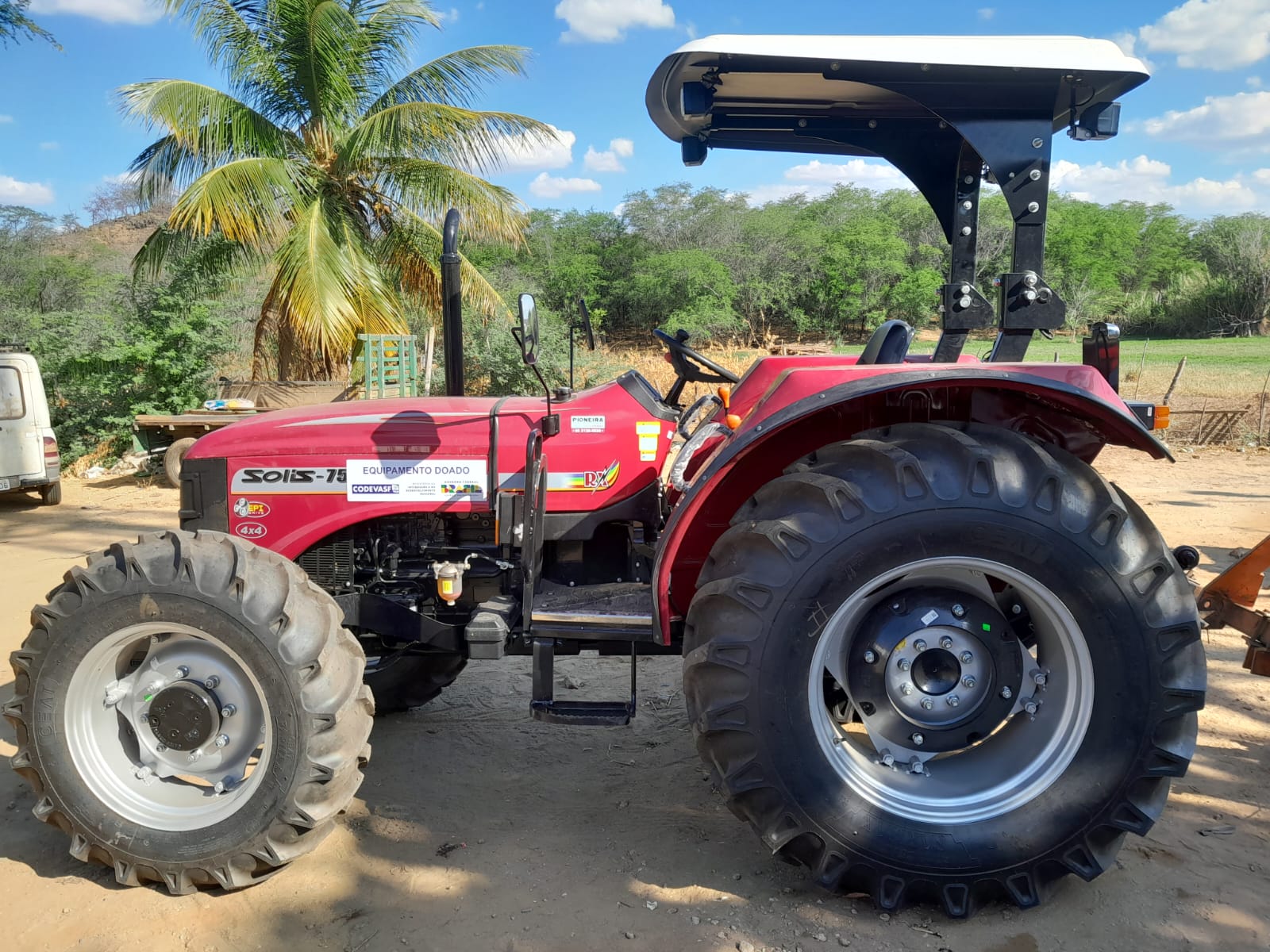Três dias após pleito eleitoral, Bira Mariano anuncia novas conquistas para Camalaú e entrega trator 0km