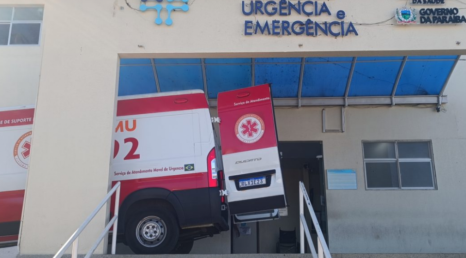 Mulher fica ferida após colisão entre carro e motocicleta em Monteiro