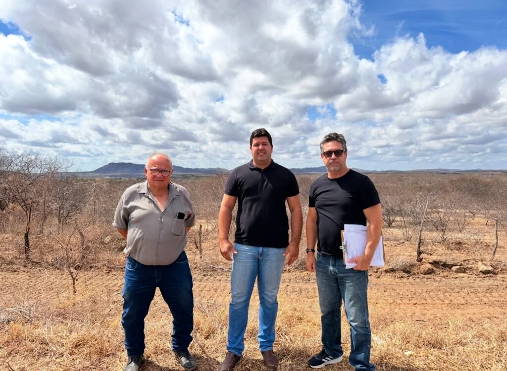 Prefeito Genivaldo Tembório recebe visita de inspeção em área onde será construído o matadouro público.