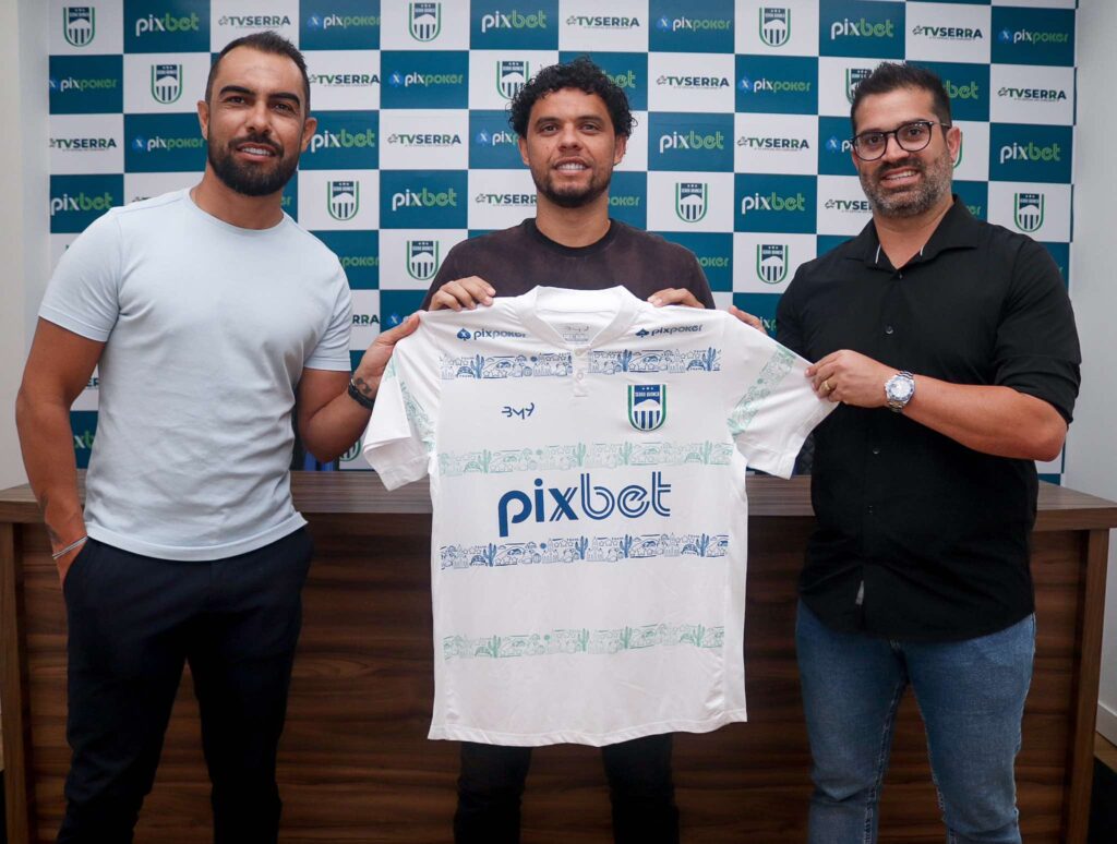 Serra Branca anuncia e apresenta o lateral paraibano Victor Ferraz como novo reforço da equipe para 2025