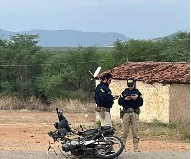 Homem fica ferido em colisão entre carro e ciclomotor na BR-230