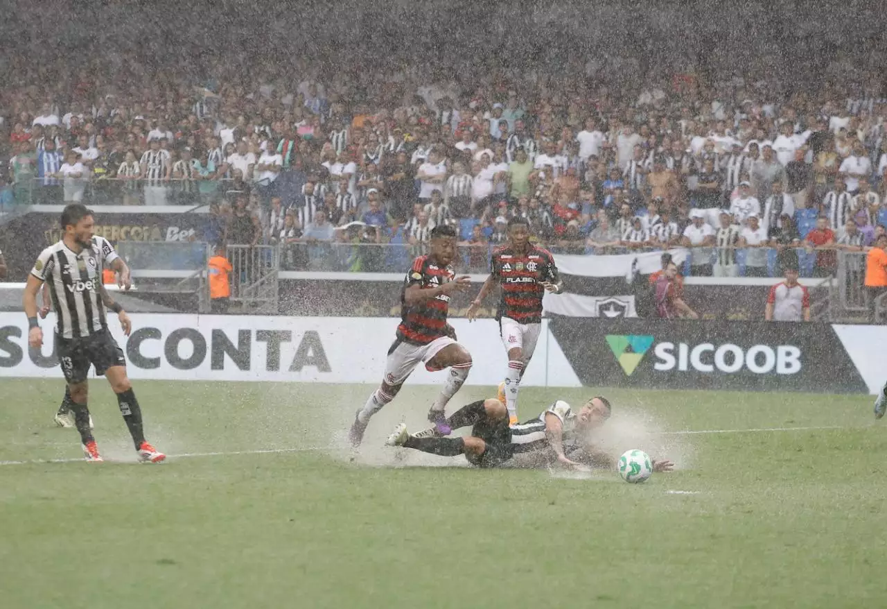 Supercopa do Brasil: Botafogo x Flamengo é paralisado após forte chuva