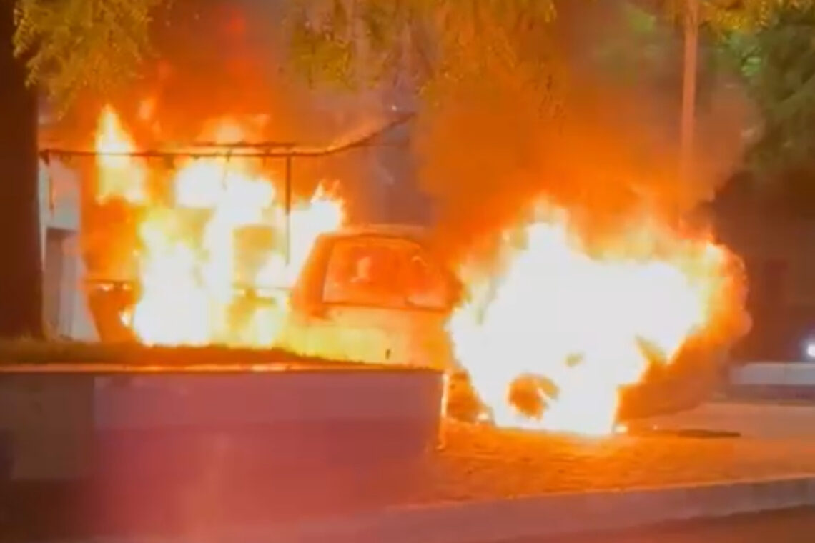 Carro de comerciante acusado de estupro é incendiado no Cariri