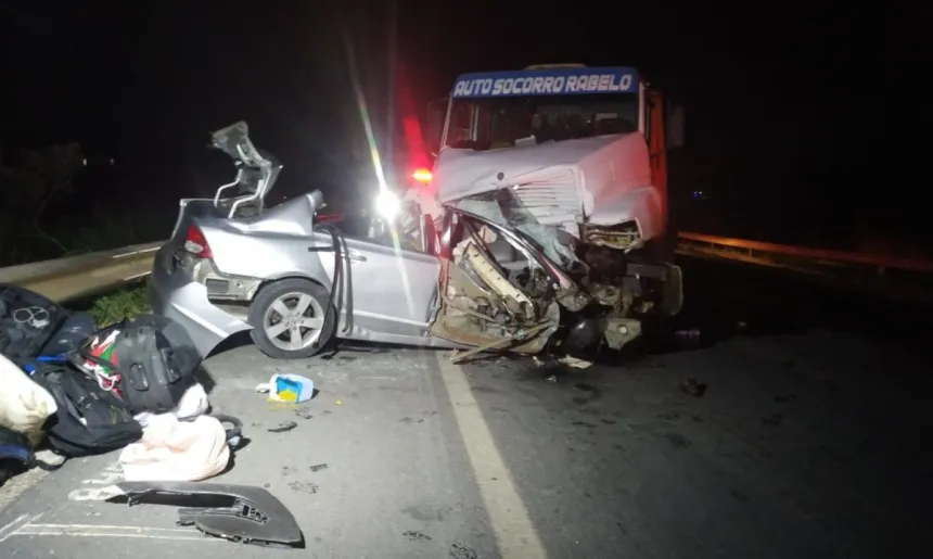 Colisão frontal mata três e deixa um ferido em rodovia