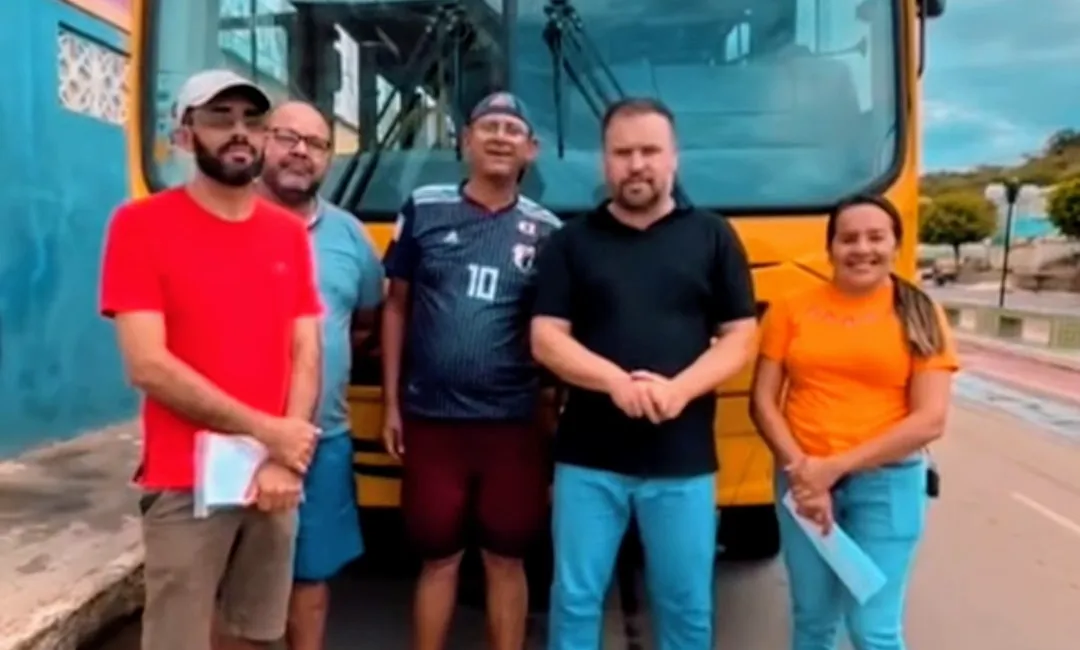 Camalaú recebe novo ônibus escolar com ar-condicionado, garantindo conforto para alunos