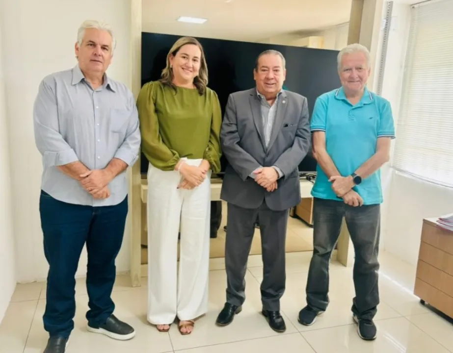 Prefeita e vice-prefeito de Monteiro são recebidos por chefe de gabinete do governador