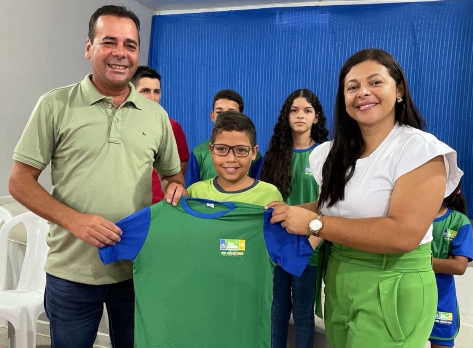 Prefeito Márcio Leite realiza entrega de uniformes escolares para a Rede Municipal de Ensino em São João do Tigre