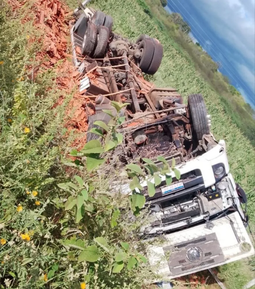 Caminhão tomba após pneu estourar em estrada na região do Cariri