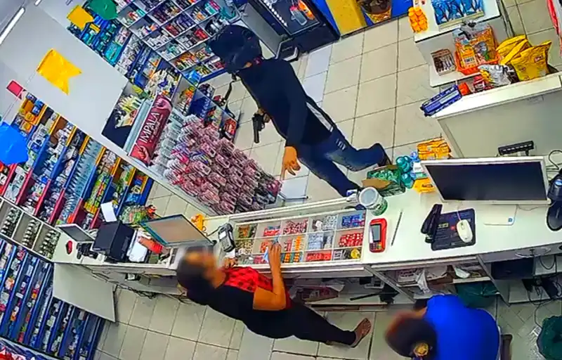 ‘Tá demorando demais, vou dar um tiro’: homem rouba dinheiro e pertences de funcionárias de farmácia em cidade da PB