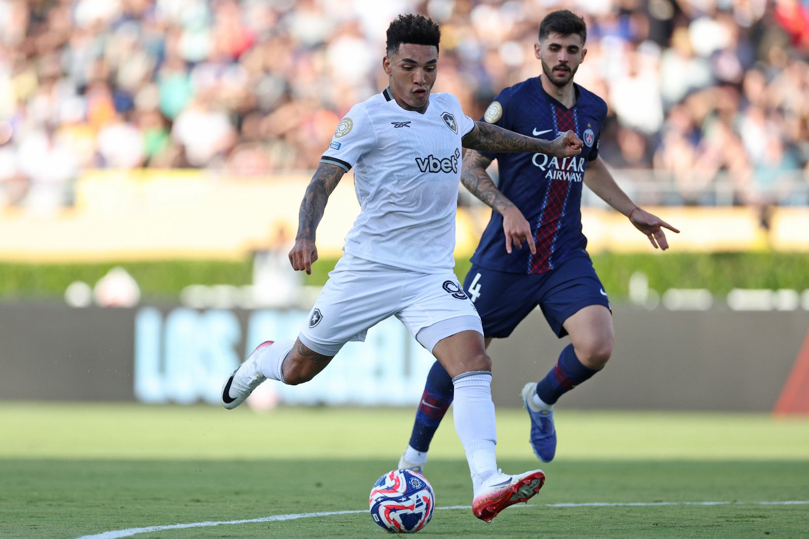 Botafogo vence PSG, assume liderança e quebra tabu de 13 anos