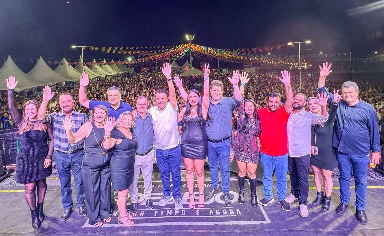 Dr. Júnior mostra força e reúne mais de 10 prefeitos no São João 2025 de Ouro Velho