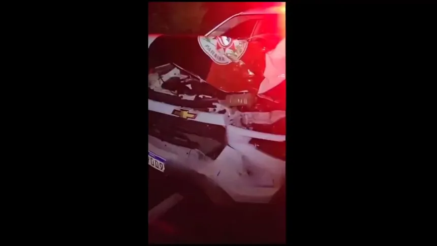 Viatura da PM fica destruída após colidir com animal em rodovia de Olho d’Água