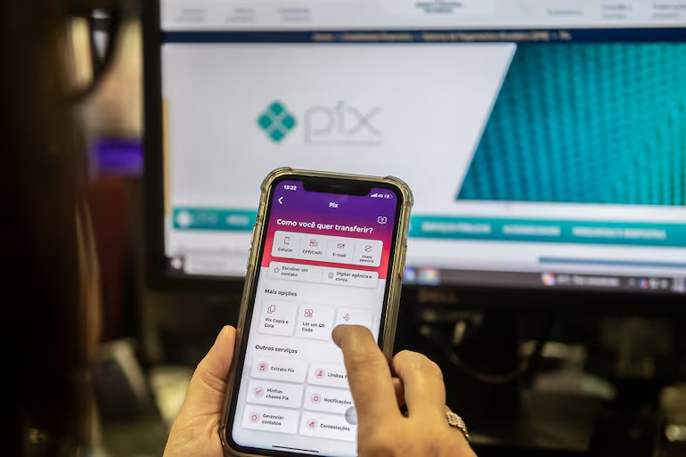 Mais de 70% dos contribuintes vão receber restituição do IR 2025 por Pix