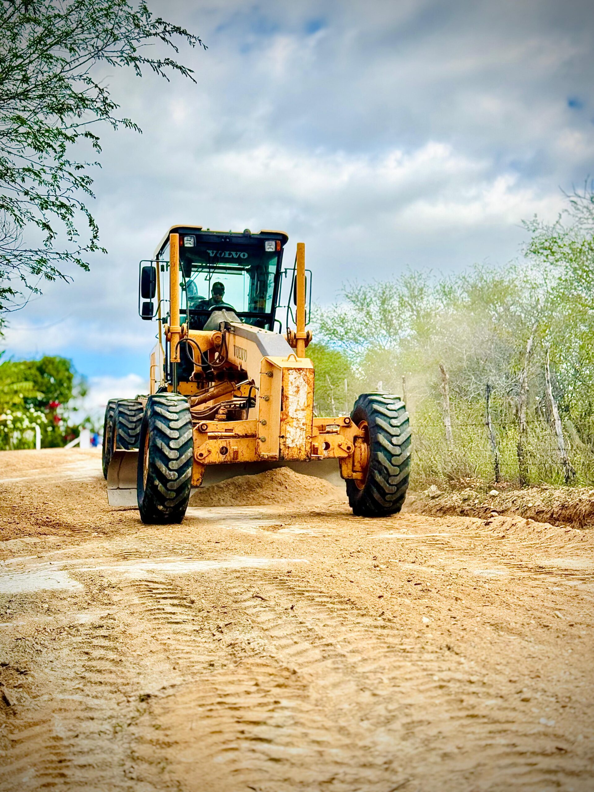 Prefeitura de São José dos Cordeiros intensifica recuperação das estradas vicinais e reforça compromisso com a zona rural