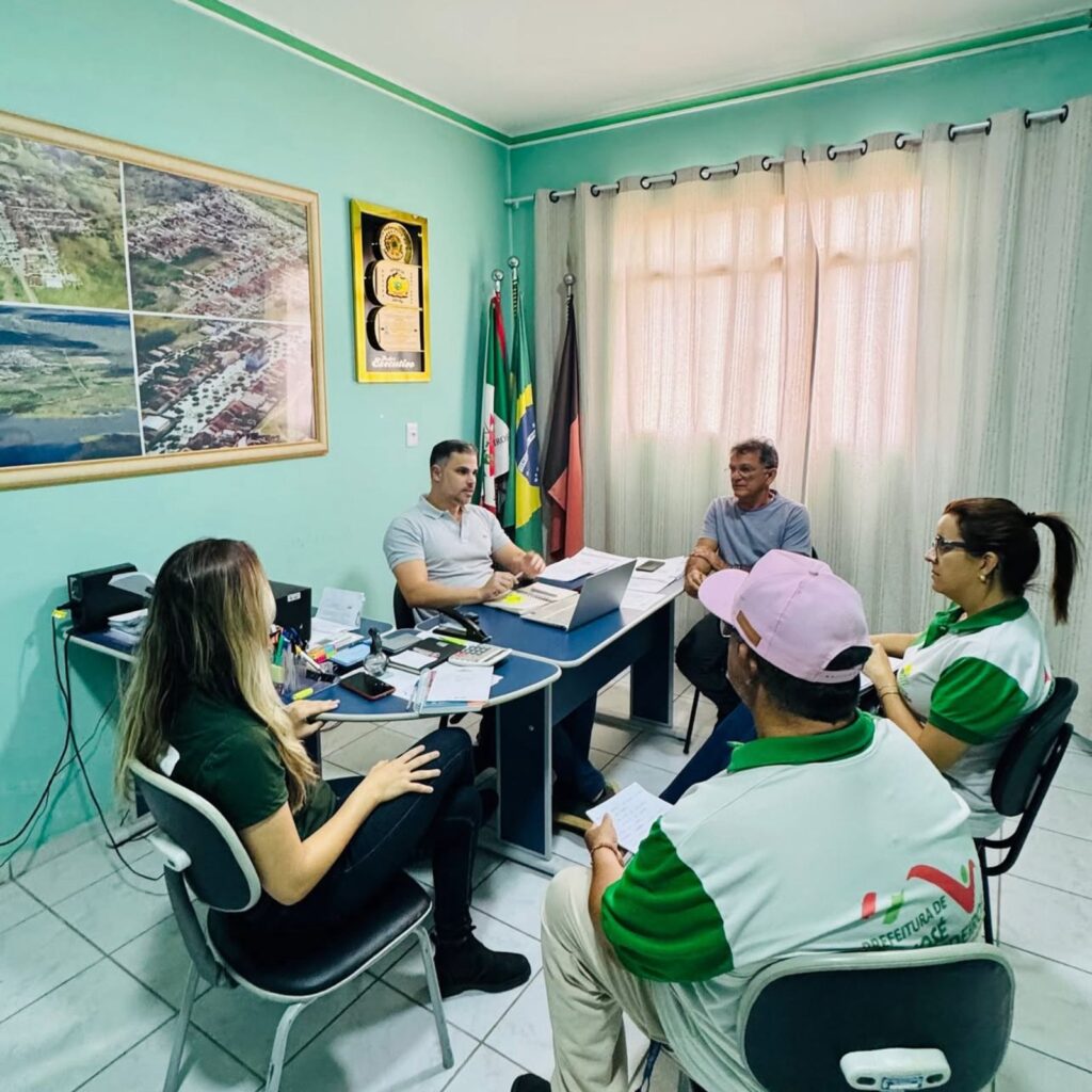 Prefeito Felício Queiroz se reúne com equipe técnica para planejar o Festival do Mel 2025 em São José dos Cordeiros