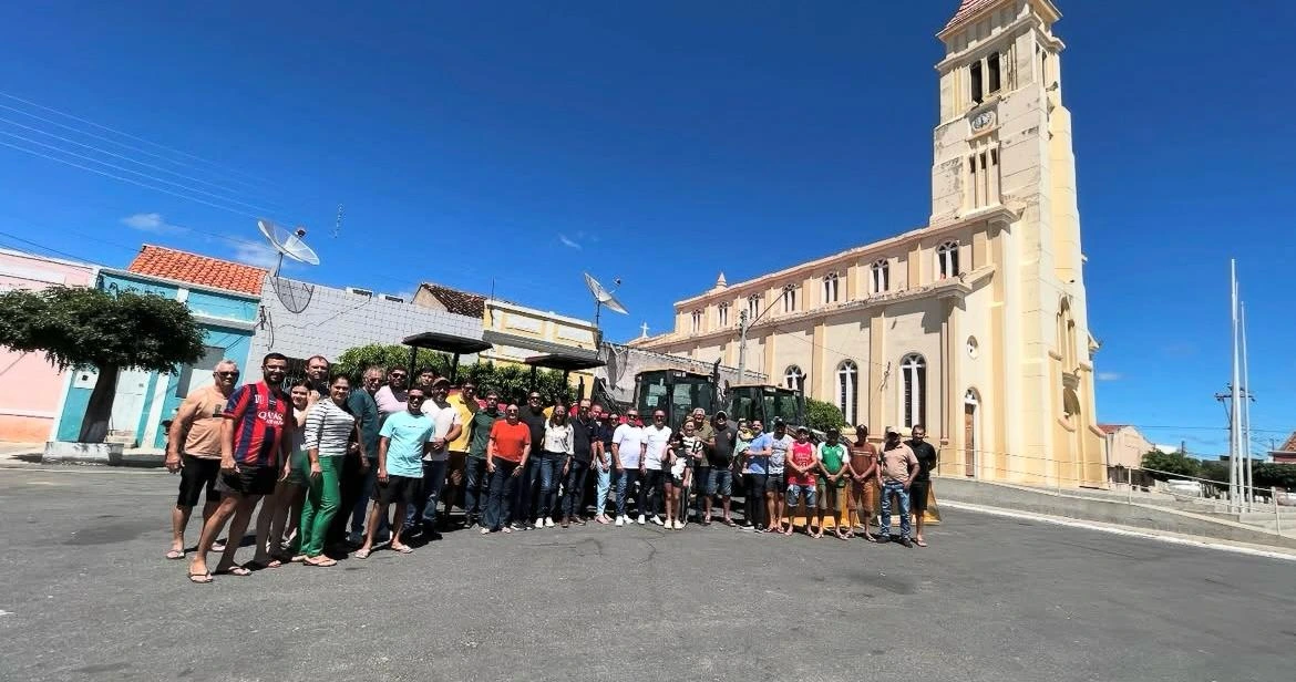 Prefeita Adalcy Freitas entrega novo maquinário e reforça compromisso com o desenvolvimento de São Sebastião do Umbuzeiro