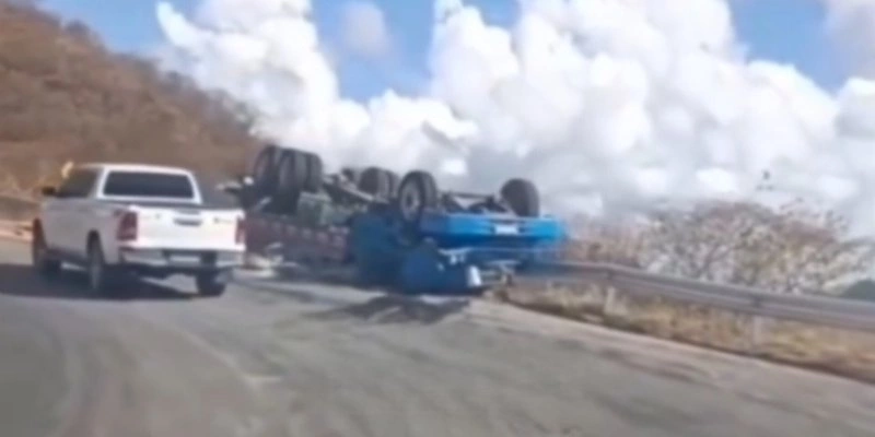 Carreta tomba e deixa duas pessoas mortas na Serra do Teixeira