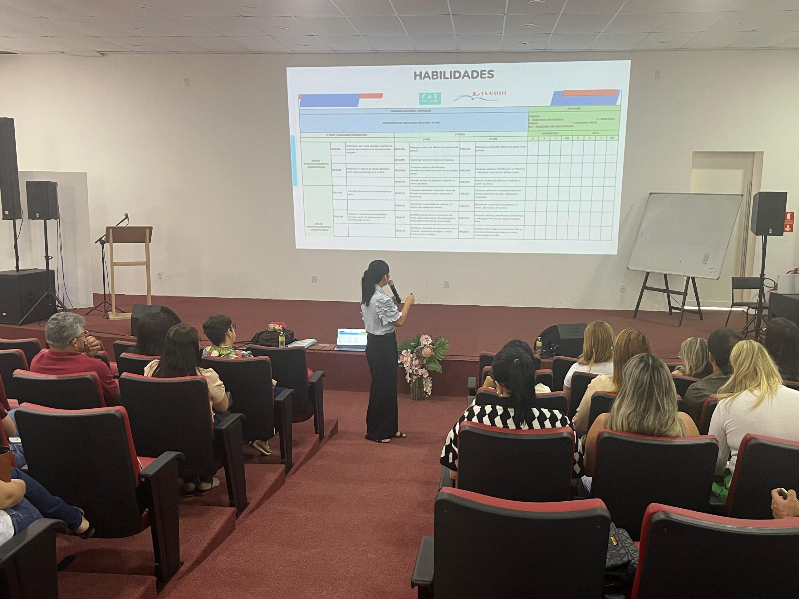 Diretores escolares e coordenadores participam de formação com profissionais do Programa Educar Pra Valer