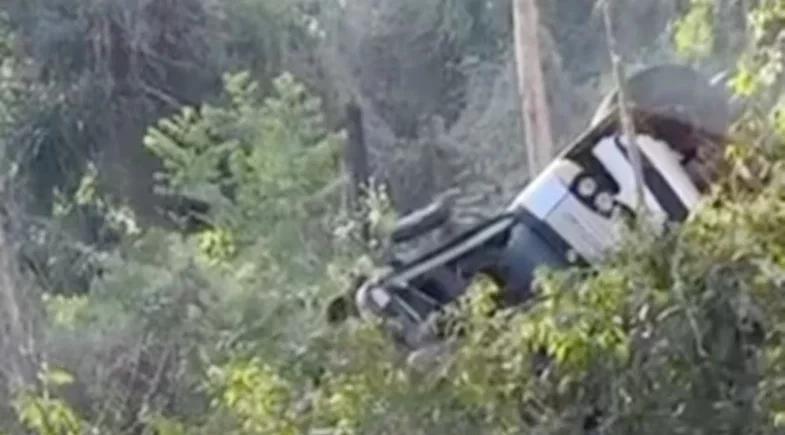 Ônibus despenca de ribanceira e deixa 2 idosas mortas e cerca de 16 feridos