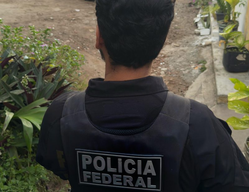 Polícia Federal prende dupla investigada por traficar drogas em aviões para a Paraíba