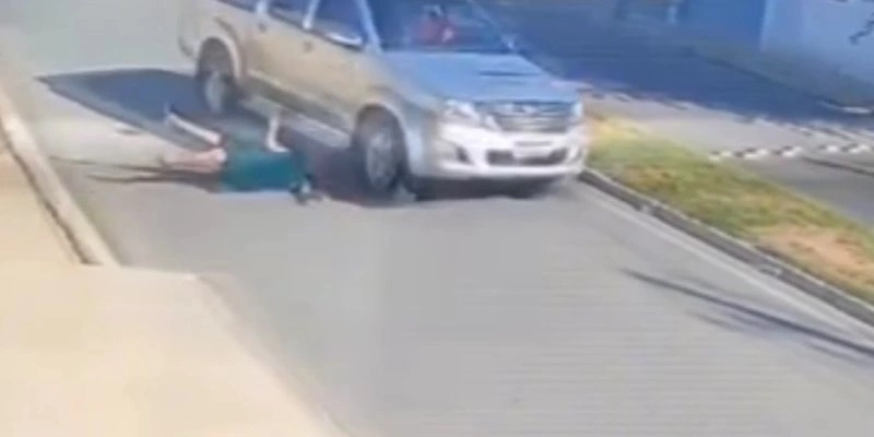 Mulher cai em asfalto e quase morre atropelada por caminhonete, em Pombal