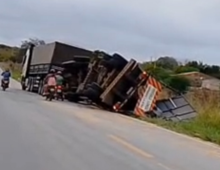 Caminhão carregado de milho tomba em estrada que liga Monteiro a Sertânia e atrai dezenas de moradores