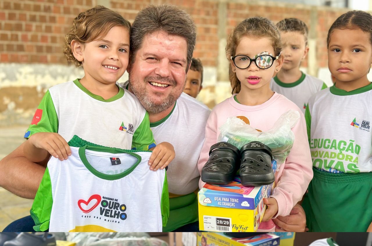 Prefeito Dr. Júnior entrega novo fardamento escolar completo para alunos da rede municipal de Ouro Velho