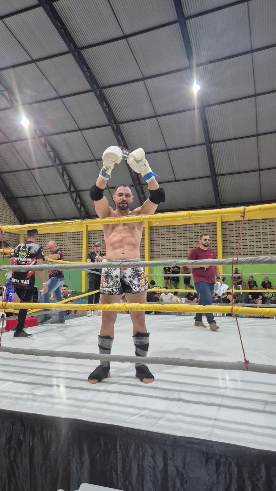 Sumeense ergue troféu de campeão no HITMAN FIGHT de Muay Thai