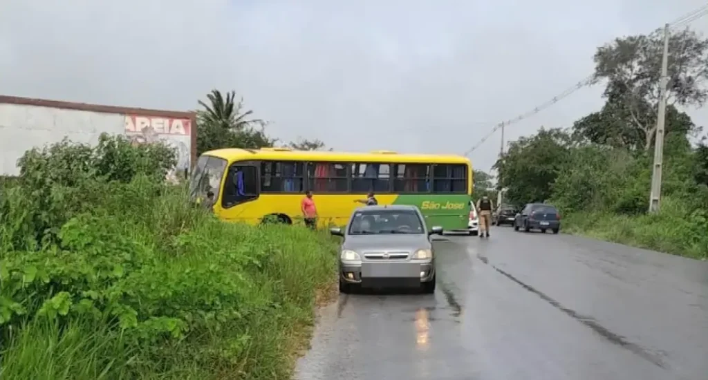 Idoso morre ao ser atropelado por ônibus às margens de rodovia, na Paraíba