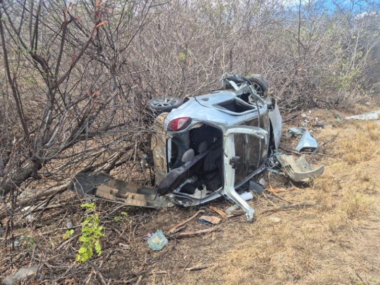 Carro-colide-com-onibus-escolar-800x600