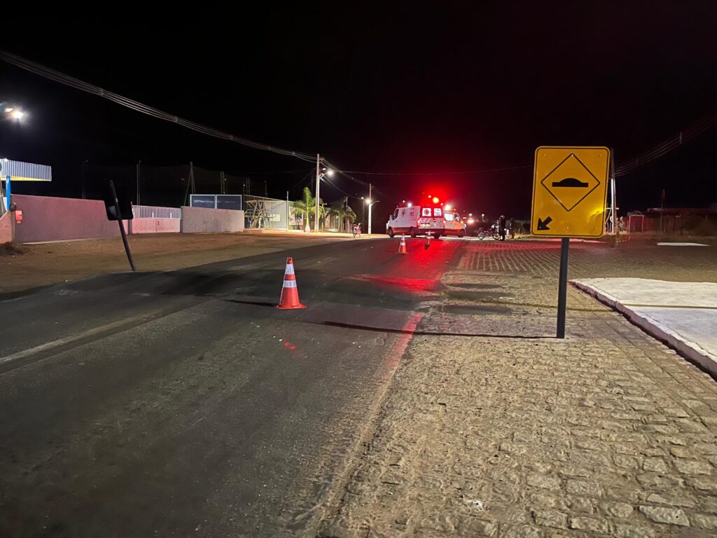 Jovem fica gravemente ferido após perder controle de moto em quebra-molas em Monteiro