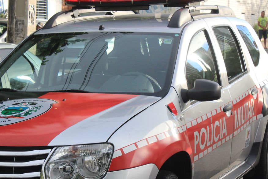 Menino de 14 anos é atingido no rosto por garrafa ao sair da escola em Monteiro