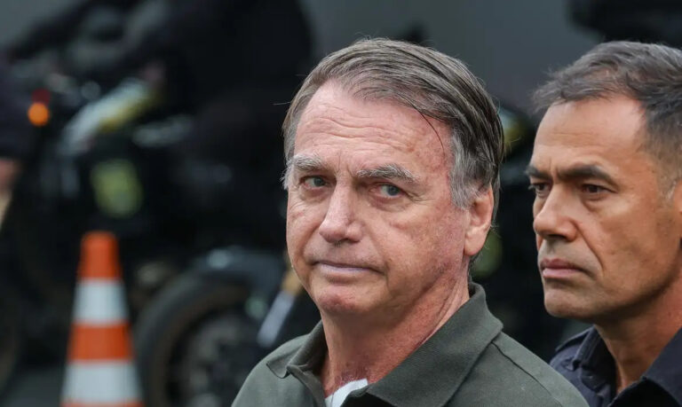 Bolsonaro é preso pela Polícia Federal em Brasília