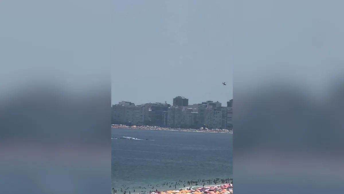 Avião ultraleve cai no mar em Copacabana, no Rio