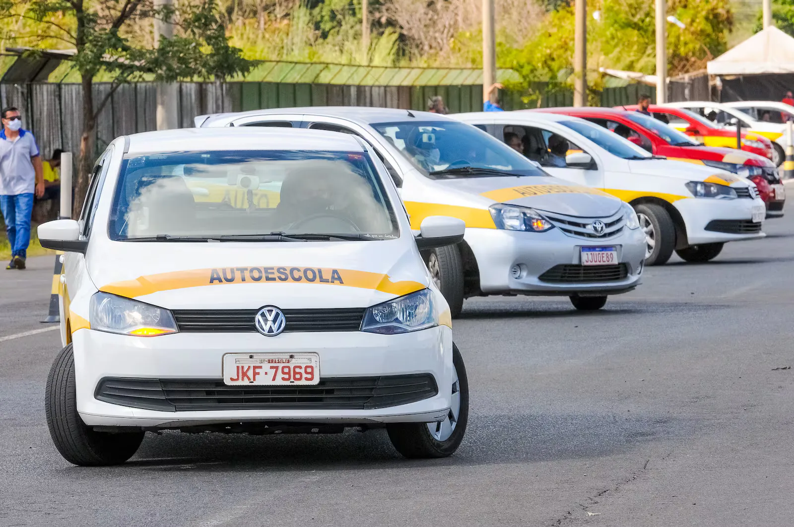 Contran acaba com exigência de autoescola para tirar CNH; custo pode cair até 80%