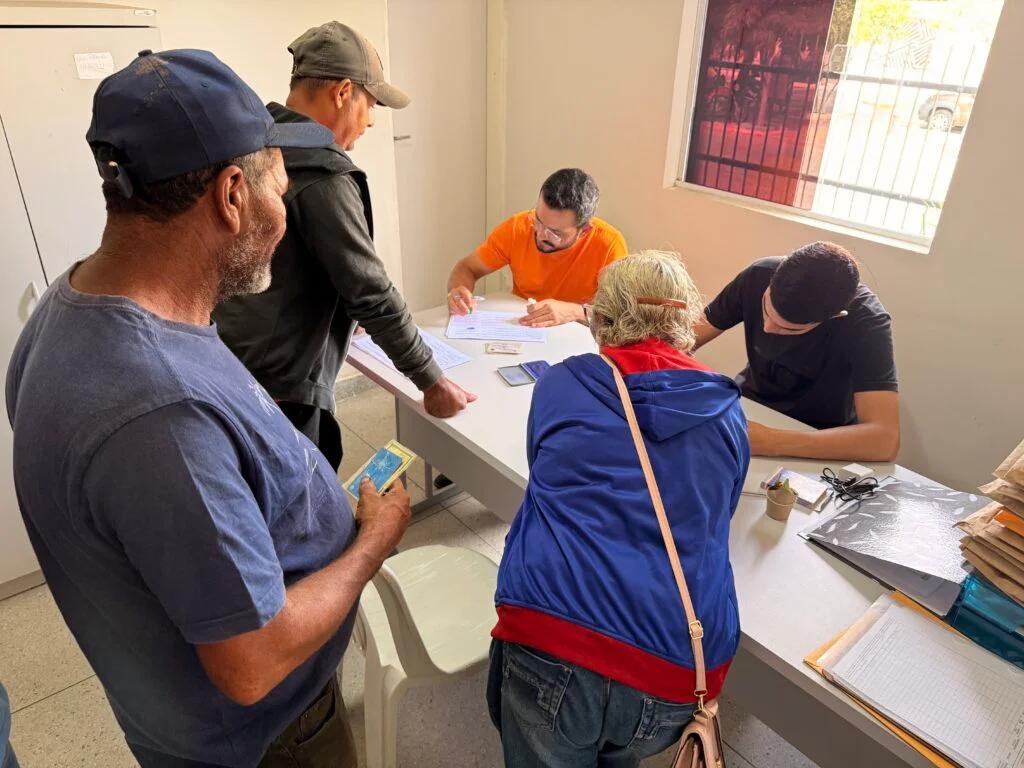 Distribuição de sementes para os agricultores do Garantia-Safra em Prata