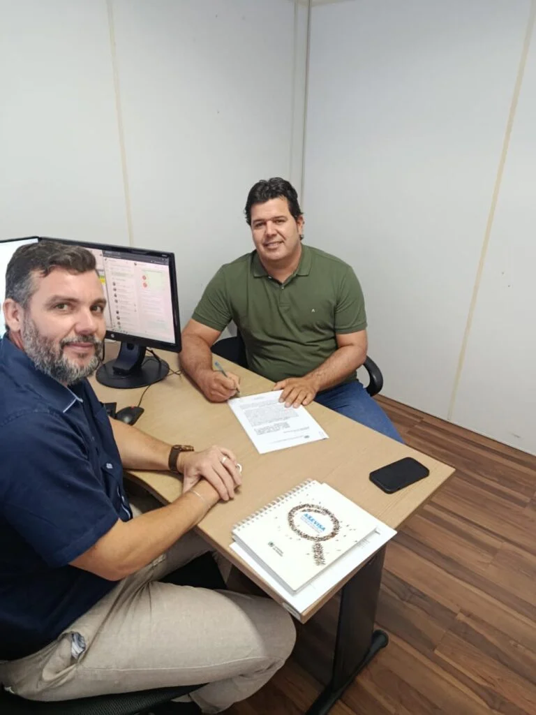 Prefeito Genivaldo Tembório firma convênio de mais de um milhão para pavimentação na Prata