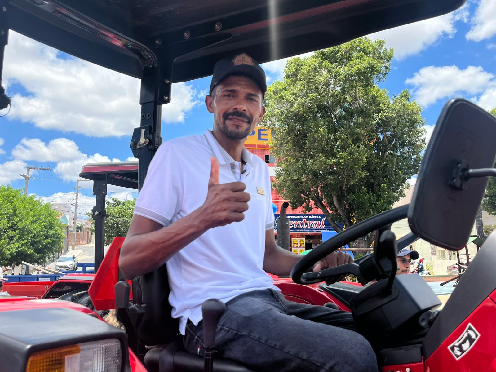 Vereador Damião Rildo participa da entrega de equipamentos agrícolas e destaca trator para o Sítio Santo Agostinho