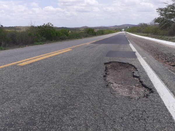 Buracos na BR-412 continuam colocando em risco a vida de condutores e passageiros no Cariri