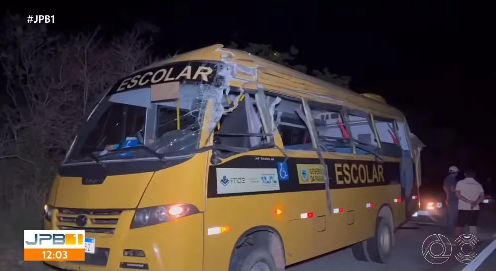 Pelo menos sete pessoas ficam feridas em acidente envolvendo ônibus escolar e carreta no Sertão da Paraíba
