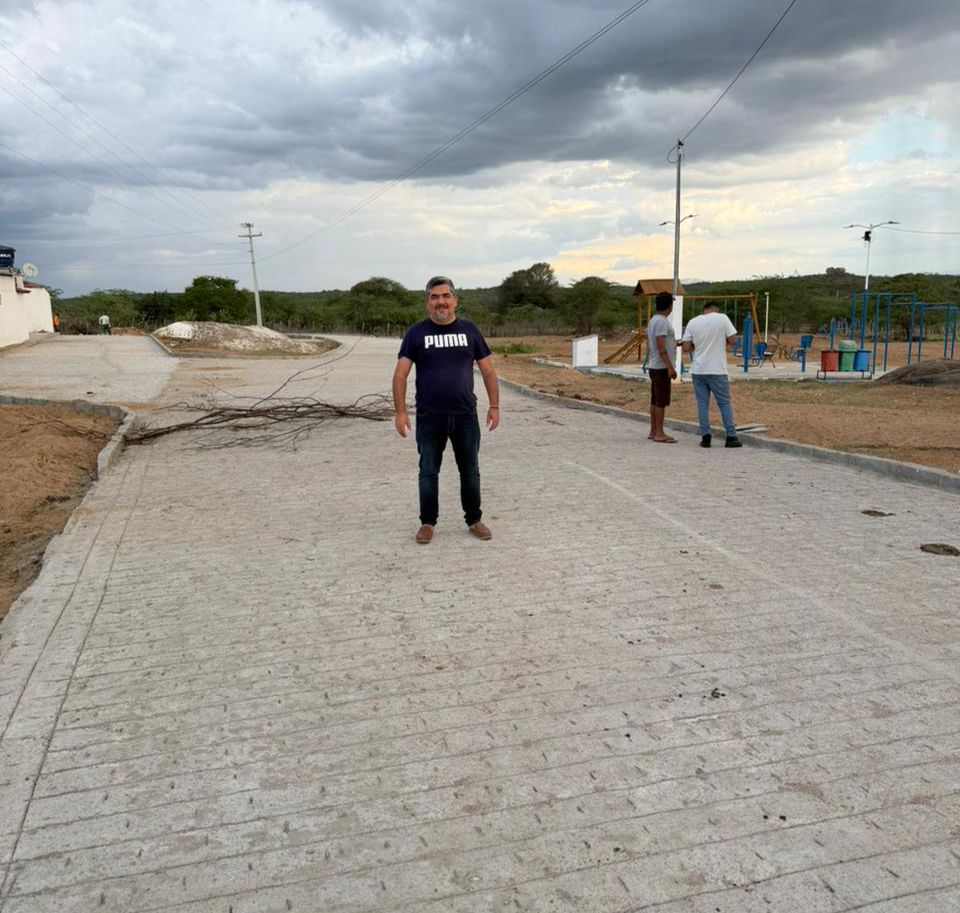 Prefeito de Coxixola acompanha avanço de obra de calçamento no distrito de Campo do Velho
