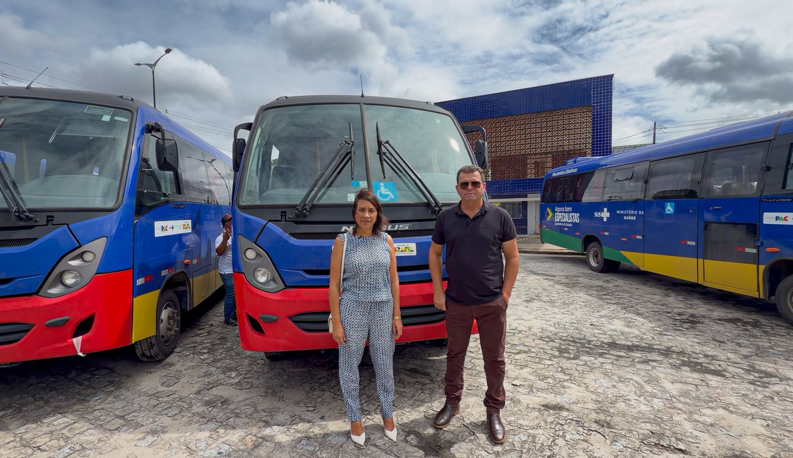 Prefeitura de Sumé recebe micro-ônibus destinado ao transporte de pacientes da saúde do município