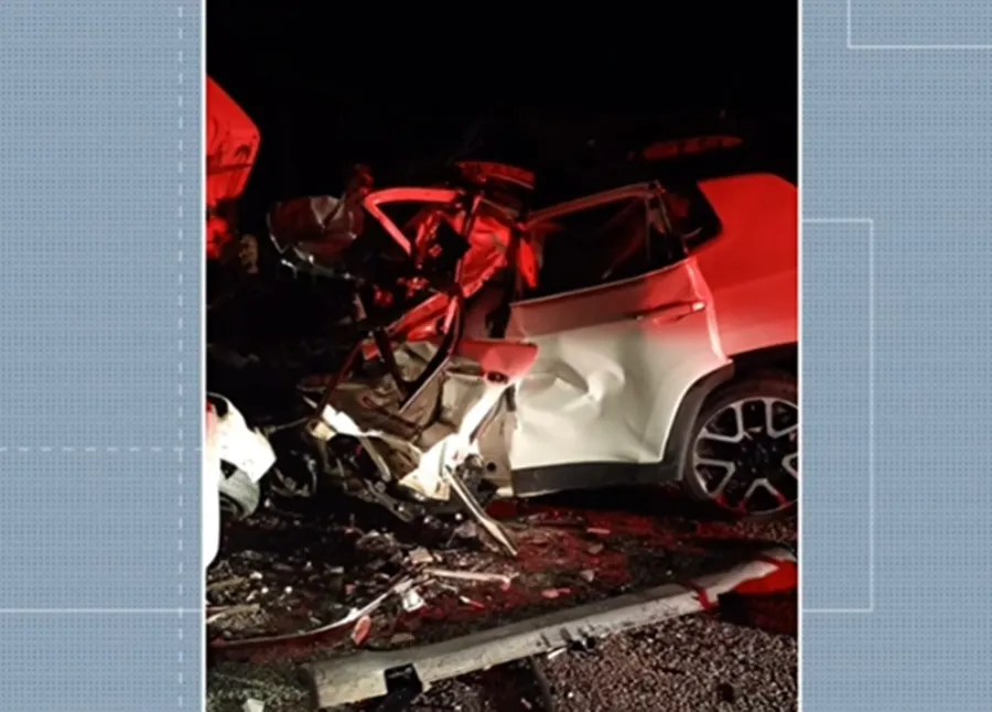 Homem morre e outro fica ferido em acidente envolvendo carro, moto e caminhão, no Sertão Paraibano