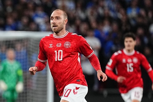 Eriksen passa mal em campo, e amistoso Dinamarca x Ucrânia é encerrado