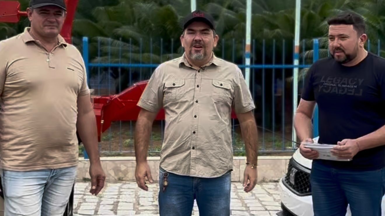 Prefeito Nelsinho Honorato entrega nova ensiladeira e veículo zero quilômetro para fortalecer serviços em Coxixola