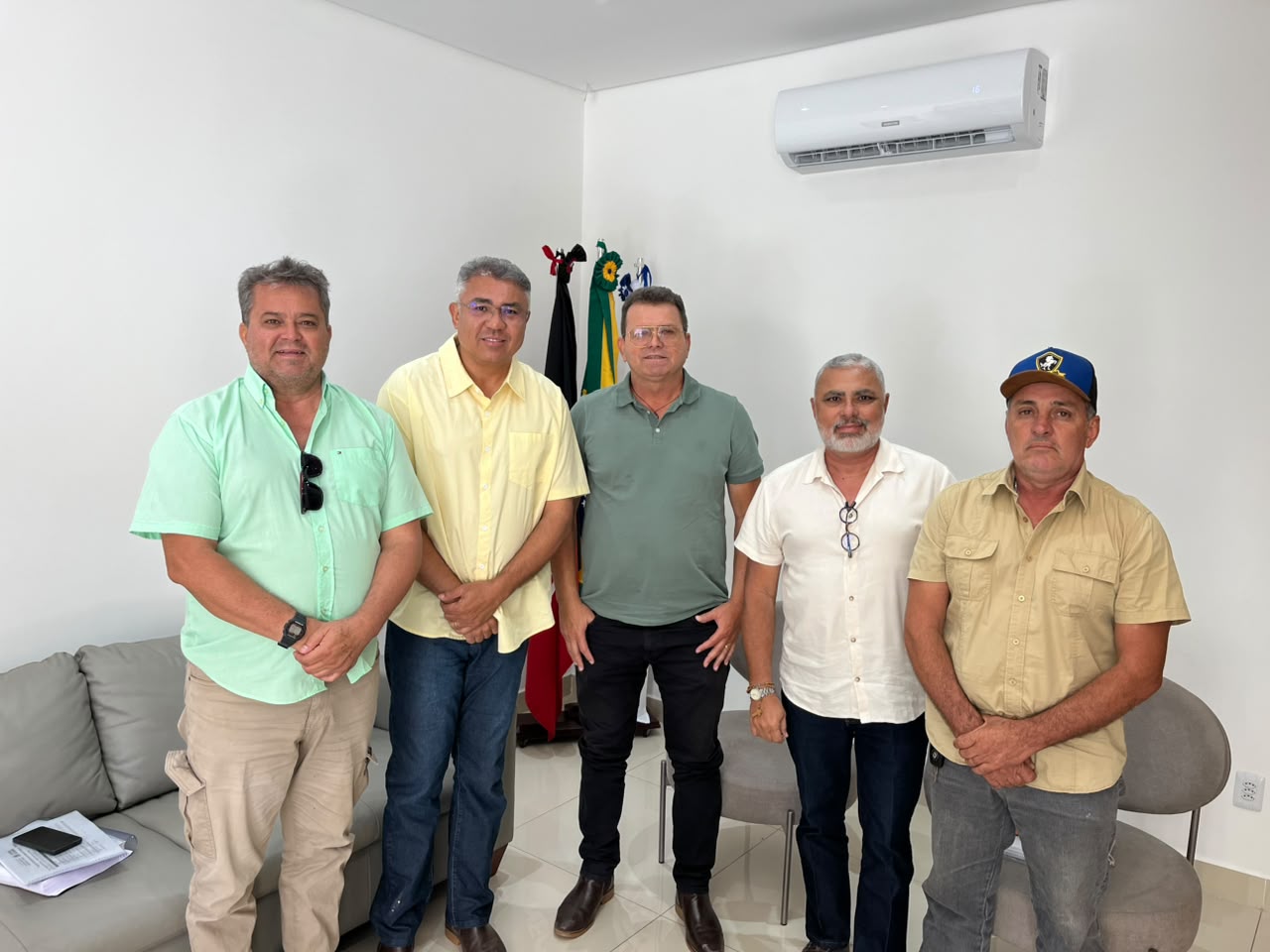 Prefeito Manezinho Lourenço se reúne com secretário da Sedap-PB para discutir distribuição de silagem, soja e alevinos em Sumé